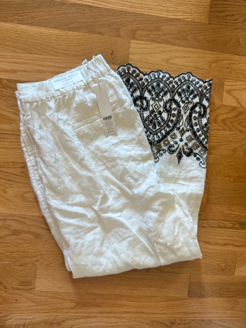 BRAND NEW Chico’s White Linen Pants With Black Eyelet Trim
